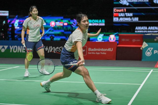 (260110) -- KUALA LUMPUR, Jan. 10, 2026 (Xinhua) -- Jeong Na Eun/Lee Yeon-woo (R) of South Korea compete during the women's doubles semifinal match against Liu Shengshu/Tan Ning of China at the Malaysia Open 2026 badminton tournament in Kuala Lumpur, Malaysia, Jan. 10, 2026. (Photo by Chong Voon Chung/Xinhua)