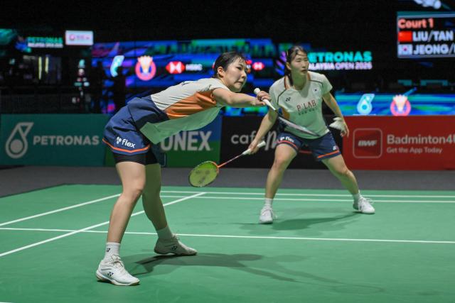(260110) -- KUALA LUMPUR, Jan. 10, 2026 (Xinhua) -- Jeong Na Eun/Lee Yeon-woo (L) of South Korea compete during the women's doubles semifinal match against Liu Shengshu/Tan Ning of China at the Malaysia Open 2026 badminton tournament in Kuala Lumpur, Malaysia, Jan. 10, 2026. (Photo by Chong Voon Chung/Xinhua)