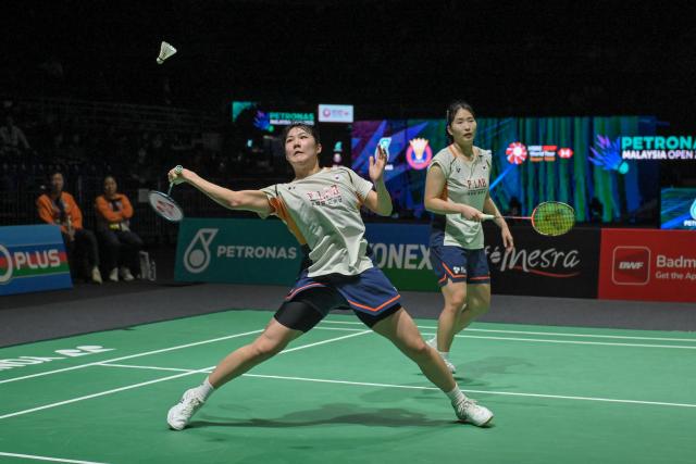 (260110) -- KUALA LUMPUR, Jan. 10, 2026 (Xinhua) -- Jeong Na Eun/Lee Yeon-woo (L) of South Korea compete during the women's doubles semifinal match against Liu Shengshu/Tan Ning of China at the Malaysia Open 2026 badminton tournament in Kuala Lumpur, Malaysia, Jan. 10, 2026. (Photo by Chong Voon Chung/Xinhua)