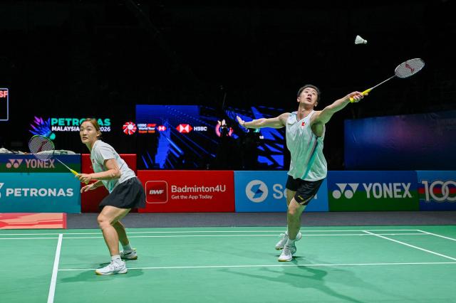 (260110) -- KUALA LUMPUR, Jan. 10, 2026 (Xinhua) -- Tang Chun Man (R)/Tse Ying Suet of China's Hong Kong compete during the mixed doubles semifinal match against Feng Yanzhe/Huang Dongping of China at the Malaysia Open 2026 badminton tournament in Kuala Lumpur, Malaysia, Jan. 10, 2026. (Photo by Chong Voon Chung/Xinhua)