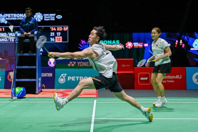 (260110) -- KUALA LUMPUR, Jan. 10, 2026 (Xinhua) -- Tang Chun Man (front)/Tse Ying Suet of China's Hong Kong compete during the mixed doubles semifinal match against Feng Yanzhe/Huang Dongping of China at the Malaysia Open 2026 badminton tournament in Kuala Lumpur, Malaysia, Jan. 10, 2026. (Photo by Chong Voon Chung/Xinhua)