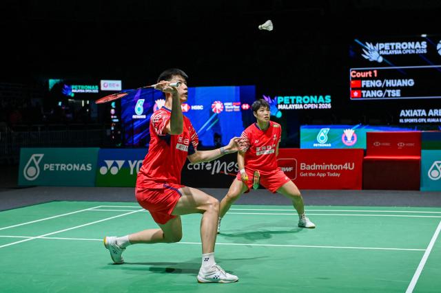 (260110) -- KUALA LUMPUR, Jan. 10, 2026 (Xinhua) -- Feng Yanzhe (front)/Huang Dongping of China compete during the mixed doubles semifinal match against Tang Chun Man/Tse Ying Suet of China's Hong Kong at the Malaysia Open 2026 badminton tournament in Kuala Lumpur, Malaysia, Jan. 10, 2026. (Photo by Chong Voon Chung/Xinhua)
