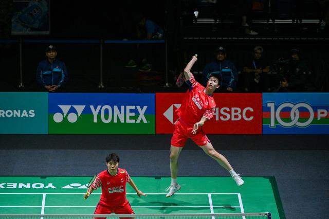(260110) -- KUALA LUMPUR, Jan. 10, 2026 (Xinhua) -- Feng Yanzhe (R, top)/Huang Dongping of China compete during the mixed doubles semifinal match against Tang Chun Man/Tse Ying Suet of China's Hong Kong at the Malaysia Open 2026 badminton tournament in Kuala Lumpur, Malaysia, Jan. 10, 2026. (Photo by Chong Voon Chung/Xinhua)