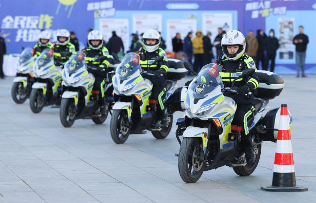 (260110) -- BEIJING, Jan. 10, 2026 (Xinhua) -- Police officers demonstrate motorcycle riding skills in Shijiazhuang, north China's Hebei Province, Jan. 10, 2026. Various activities were held nationwide to mark the sixth Chinese People's Police Day. (Photo by Liang Zidong/Xinhua)