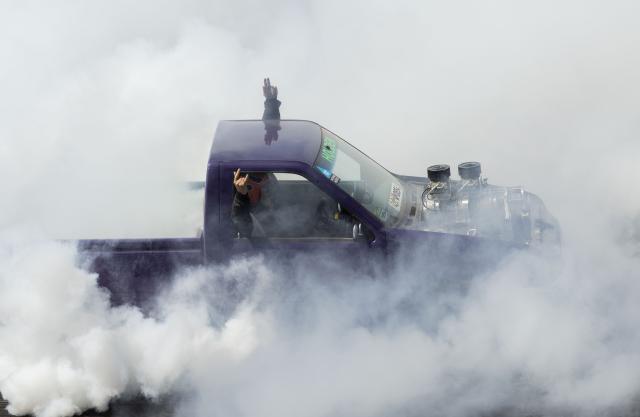 (260110) -- CANBERRA, Jan. 10, 2026 (Xinhua) -- A "burnout" performance is staged at the Exhibition Park during the Summernats Car Festival in Canberra, Australia, Jan. 10, 2026. The car festival is held here from Jan. 8 to Jan. 11. (Photo by Chu Chen/Xinhua)