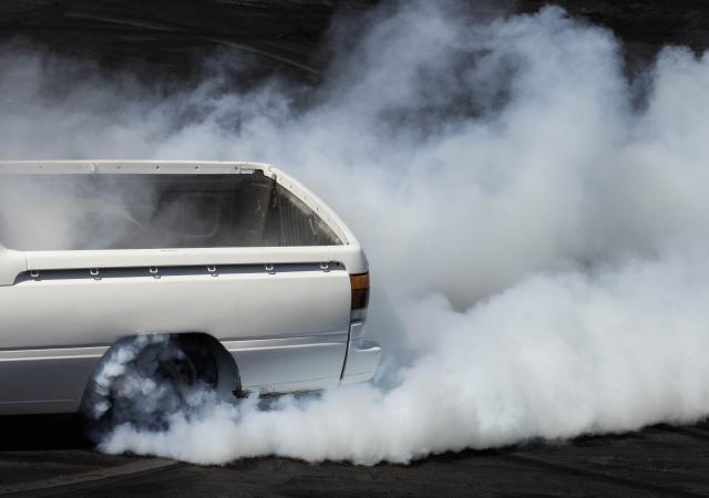 (260110) -- CANBERRA, Jan. 10, 2026 (Xinhua) -- A "burnout" performance is staged at the Exhibition Park during the Summernats Car Festival in Canberra, Australia, Jan. 10, 2026. The car festival is held here from Jan. 8 to Jan. 11. (Photo by Chu Chen/Xinhua)