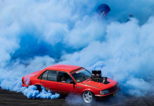 (260110) -- CANBERRA, Jan. 10, 2026 (Xinhua) -- A "burnout" performance is staged at the Exhibition Park during the Summernats Car Festival in Canberra, Australia, Jan. 10, 2026. The car festival is held here from Jan. 8 to Jan. 11. (Photo by Chu Chen/Xinhua)
