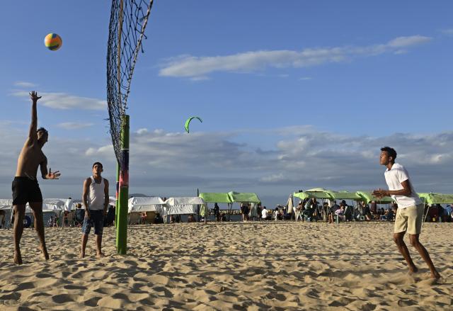 (260110) -- ANZOATEQUI, Jan. 10, 2026 (Xinhua) -- Young people play beach volleyball in Lecheria, Anzoatequi, Venezuela, Jan. 9, 2026. The U.S. military seized the fifth oil tanker allegedly linked to Venezuela early Friday morning. (Photo by Lucio Tavora/Xinhua)