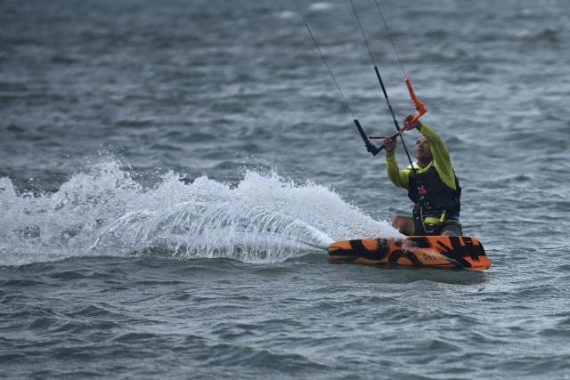 (260110) -- ANZOATEQUI, Jan. 10, 2026 (Xinhua) -- A kiteboarder sails in Lecheria, Anzoategui, Venezuela, Jan. 9, 2026. The U.S. military seized the fifth oil tanker allegedly linked to Venezuela early Friday morning. (Photo by Lucio Tavora/Xinhua)