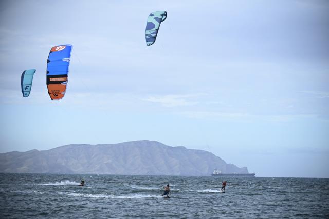 (260110) -- ANZOATEQUI, Jan. 10, 2026 (Xinhua) -- Kiteboarders sail in front of an oil tanker, which has been berthed here for several days, in Lecheria, Anzoatequi, Venezuela, Jan. 9, 2026. The U.S. military seized the fifth oil tanker allegedly linked to Venezuela early Friday morning. (Photo by Lucio Tavora/Xinhua)