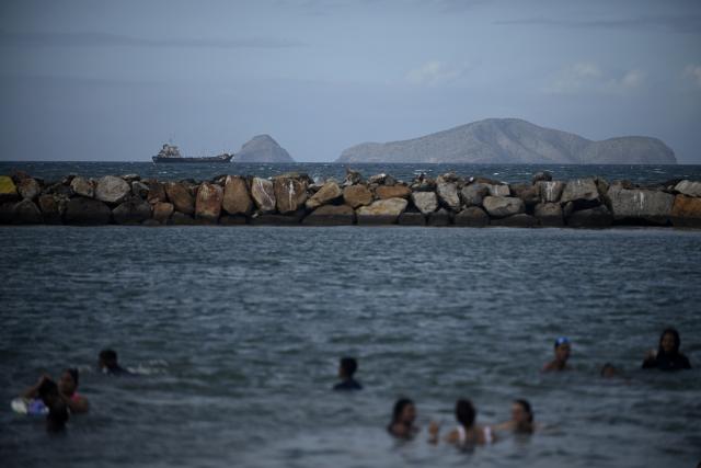 (260110) -- ANZOATEQUI, Jan. 10, 2026 (Xinhua) -- An oil tanker which has been berthed here for several days is seen in Lecheria, Anzoatequi, Venezuela, Jan. 9, 2026. The U.S. military seized the fifth oil tanker allegedly linked to Venezuela early Friday morning. (Photo by Lucio Tavora/Xinhua)
