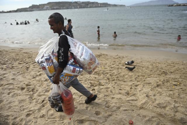 (260110) -- ANZOATEQUI, Jan. 10, 2026 (Xinhua) -- A street vendor walks on beach in Lecheria, Anzoategui, Venezuela, Jan. 9, 2026. The U.S. military seized the fifth oil tanker allegedly linked to Venezuela early Friday morning. (Photo by Lucio Tavora/Xinhua)