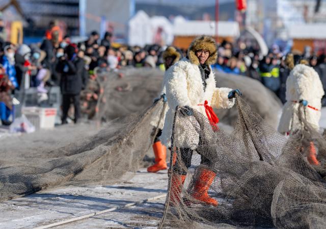 (260110) -- HOHHOT, Jan. 10, 2026 (Xinhua) -- Fishermen haul the fishing net during the 4th Hasuhai Lake winter fishing festival in Tumd Left Banner of Hohhot, north China's Inner Mongolia Autonomous Region, Jan. 10, 2026. The 4th Hasuhai Lake winter fishing festival opened in Tumd Left Banner of Hohhot on Saturday. The activity features ice and snow entertainment, hot spring experience, delicious food and folk shows, attracting many citizens and tourists. (Xinhua/Lian Zhen)