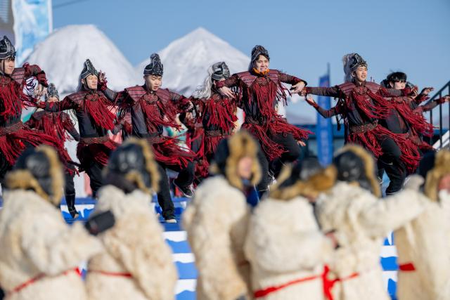 (260110) -- HOHHOT, Jan. 10, 2026 (Xinhua) -- Actors perform during the opening ceremony of the 4th Hasuhai Lake winter fishing festival in Tumd Left Banner of Hohhot, north China's Inner Mongolia Autonomous Region, Jan. 10, 2026. The 4th Hasuhai Lake winter fishing festival opened in Tumd Left Banner of Hohhot on Saturday. The activity features ice and snow entertainment, hot spring experience, delicious food and folk shows, attracting many citizens and tourists. (Xinhua/Lian Zhen)