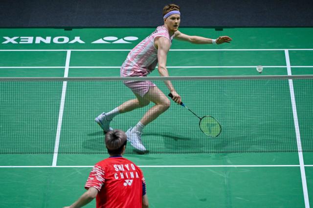 (260110) -- KUALA LUMPUR, Jan. 10, 2026 (Xinhua) -- Anders Antonsen of Denmark hits a return during the men's singles semifinal match against Shi Yuqi of China at the Malaysia Open 2026 badminton tournament in Kuala Lumpur, Malaysia, Jan. 10, 2026. (Photo by Chong Voon Chung/Xinhua)