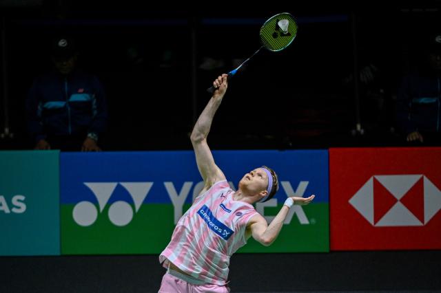 (260110) -- KUALA LUMPUR, Jan. 10, 2026 (Xinhua) -- Anders Antonsen of Denmark hits a return during the men's singles semifinal match against Shi Yuqi of China at the Malaysia Open 2026 badminton tournament in Kuala Lumpur, Malaysia, Jan. 10, 2026. (Photo by Chong Voon Chung/Xinhua)