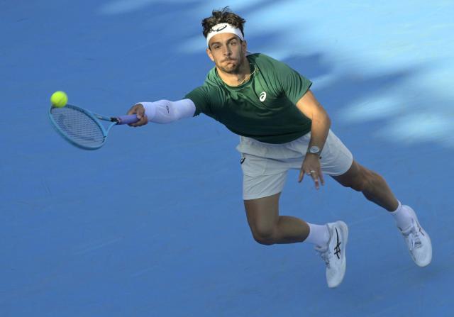 (260110) -- HONG KONG, Jan. 10, 2026 (Xinhua) -- Lorenzo Musetti competes during the men's singles semifinal between Andry Rublev of Russia and Lorenzo Musetti of Italy at the ATP Hong Kong Open tennis tournament in Hong Kong, China, Jan. 10, 2026. (Xinhua/Lo Ping Fai)