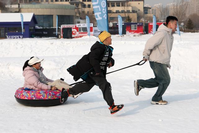 (260110) -- SHENYANG, Jan. 10, 2026 (Xinhua) -- Visitors play on snow at a hot spring resort in Shenyang, northeast China's Liaoning Province, Jan. 9, 2026. Leveraging its unique natural resources, Shenyang offers special winter tourism experiences by combining ice-and-snow activities with hot springs, attracting visitors from across the country. (Xinhua/Li Gang)