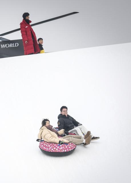 (260110) -- SHENYANG, Jan. 10, 2026 (Xinhua) -- Visitors play on snow at a hot spring resort in Shenyang, northeast China's Liaoning Province, Jan. 9, 2026. Leveraging its unique natural resources, Shenyang offers special winter tourism experiences by combining ice-and-snow activities with hot springs, attracting visitors from across the country. (Xinhua/Pan Yulong)