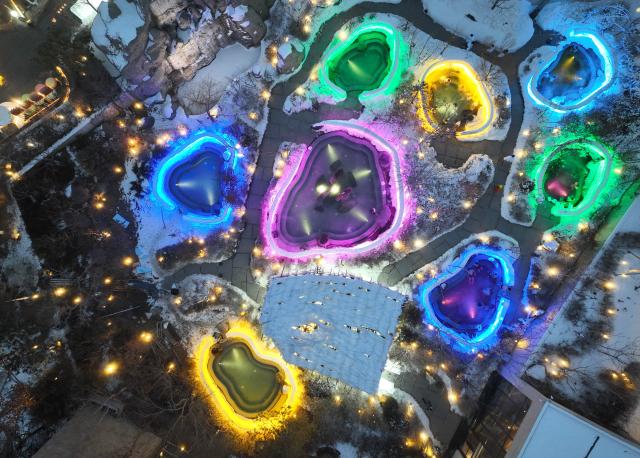 (260110) -- SHENYANG, Jan. 10, 2026 (Xinhua) -- An aerial drone photo shows visitors enjoying a hot spring surrounded by ice and snow at a hot spring resort in Shenyang, northeast China's Liaoning Province, Jan. 9, 2026. Leveraging its unique natural resources, Shenyang offers special winter tourism experiences by combining ice-and-snow activities with hot springs, attracting visitors from across the country. (Xinhua/Li Gang)