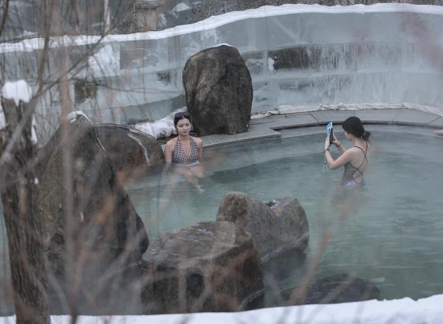 (260110) -- SHENYANG, Jan. 10, 2026 (Xinhua) -- Visitors enjoy outdoor hot spring surrounded by ice and snow at a hot spring resort in Shenyang, northeast China's Liaoning Province, Jan. 9, 2026. Leveraging its unique natural resources, Shenyang offers special winter tourism experiences by combining ice-and-snow activities with hot springs, attracting visitors from across the country. (Xinhua/Pan Yulong)