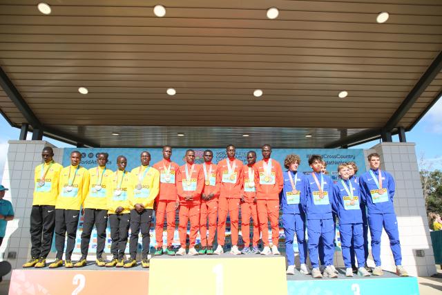 (260111) -- TALLAHASSEE, Jan. 11, 2026 (Xinhua) -- Gold medalists team Kenya (C), silver medalists team Uganda (L) and bronze medalists team United States of America attend the medal ceremony for the Junior Men's team event at the World Athletics Cross Country Championships 2026 in Tallahassee, Florida, the United States, on Jan. 10, 2026. (Xinhua/Zhang Fengguo)