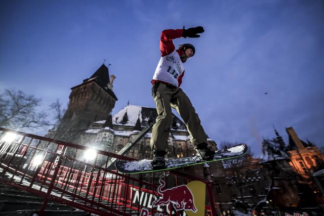 (260111) -- BUDAPEST, Jan. 11, 2026 (Xinhua) -- A snowboarder competes during a street snowboard European Cup event at the City Park in Budapest, Hungary, on Jan. 10, 2026. (Photo by David Balogh/Xinhua)