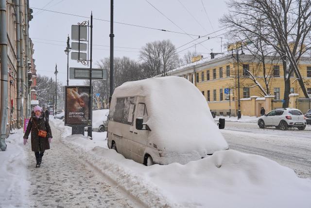 (260111) -- ST. PETERSBURG, Jan. 11, 2026 (Xinhua) -- This photo taken on Jan. 10, 2026 shows a car parked on a snow-covered street in St. Petersburg, Russia. (Photo by Guo Feizhou/Xinhua)