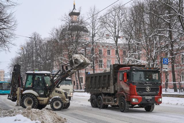 (260111) -- ST. PETERSBURG, Jan. 11, 2026 (Xinhua) -- Municipal workers clear snow from the street in St. Petersburg, Russia, Jan. 10, 2026. (Photo by Guo Feizhou/Xinhua)