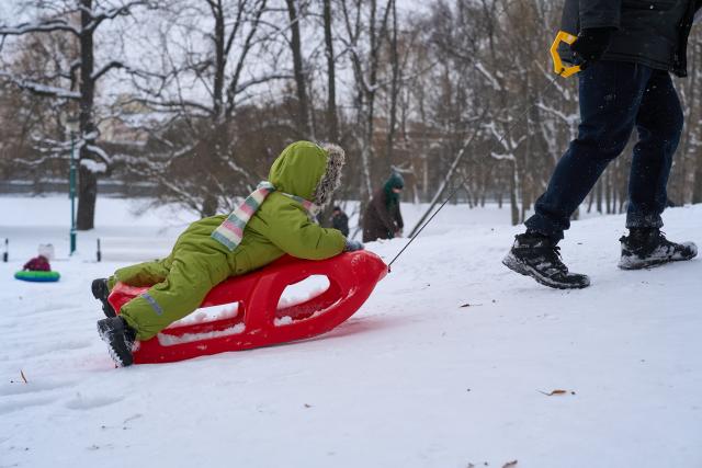 (260111) -- ST. PETERSBURG, Jan. 11, 2026 (Xinhua) -- A child sleds on the snow in St. Petersburg, Russia, Jan. 10, 2026. (Photo by Guo Feizhou/Xinhua)