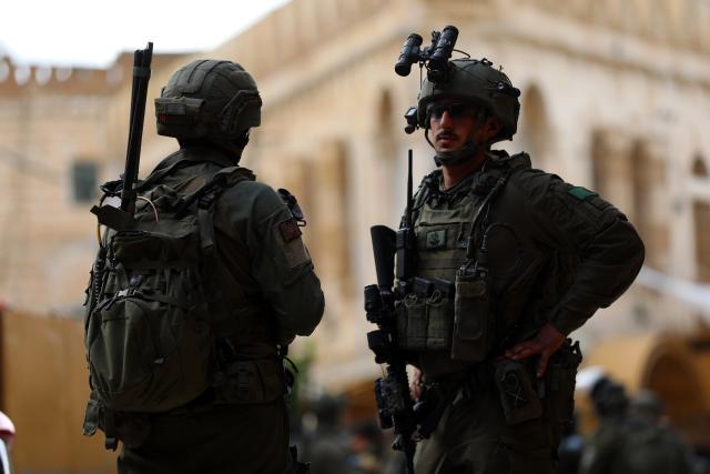 (260111) -- HEBRON, Jan. 11, 2026 (Xinhua) -- Members of Israeli forces secure the streets for Israeli settlers in the West Bank city of Hebron on Jan. 10, 2026. (Photo by Mamoun Wazwaz/Xinhua)