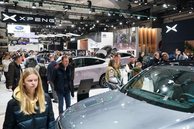 (260111) -- BRUSSELS, Jan. 11, 2026 (Xinhua) -- People visit the Brussels Motor Show in Brussels, Belgium, Jan. 10, 2026.
  The 102nd edition of the Brussels Motor Show is held here from Jan. 9 to Jan. 18. (Xinhua/Peng Ziyang)