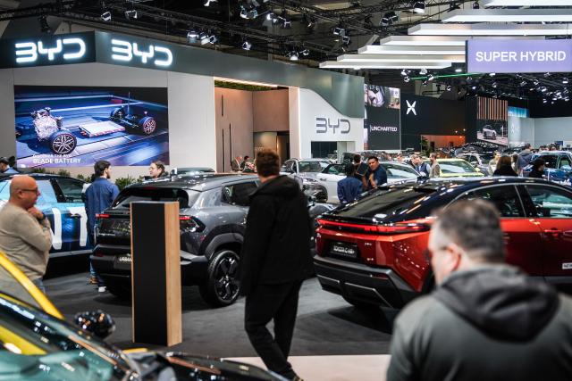 (260111) -- BRUSSELS, Jan. 11, 2026 (Xinhua) -- People visit the Brussels Motor Show in Brussels, Belgium, Jan. 10, 2026.
  The 102nd edition of the Brussels Motor Show is held here from Jan. 9 to Jan. 18. (Xinhua/Peng Ziyang)