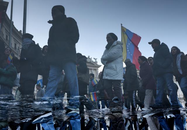 (260111) -- ROME, Jan. 11, 2026 (Xinhua) -- This photo rotated 180 degrees shows people attending a protest condemning U.S. attack on Venezuela in Rome, Italy, Jan. 10, 2026. (Xinhua/Li Jing)