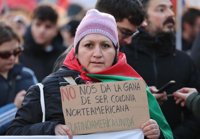 (260111) -- ROME, Jan. 11, 2026 (Xinhua) -- A woman holds a placard during a protest condemning U.S. attack on Venezuela in Rome, Italy, Jan. 10, 2026. (Xinhua/Li Jing)