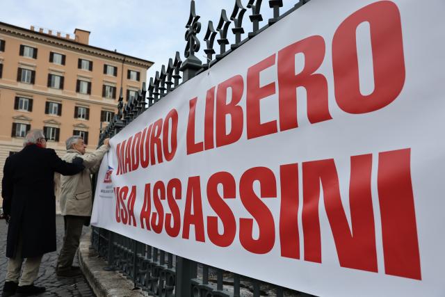 (260111) -- ROME, Jan. 11, 2026 (Xinhua) -- People put up a banner during a protest condemning U.S. attack on Venezuela in Rome, Italy, Jan. 10, 2026. (Xinhua/Li Jing)