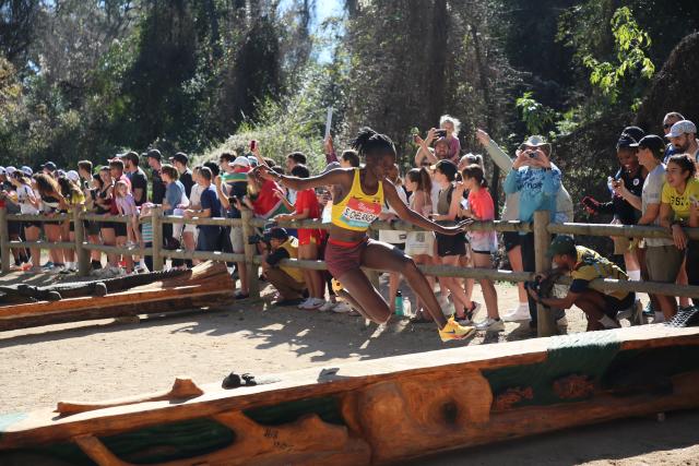 (260111) -- TALLAHASSEE, Jan. 11, 2026 (Xinhua) -- Uganda's Sarah Chelangat runs through Alligator Alley during the Senior Women's Race at the World Athletics Cross Country Championships 2026 in Tallahassee, Florida, the United States, on Jan. 10, 2026. (Xinhua/Zhang Fengguo)