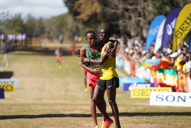 (260111) -- TALLAHASSEE, Jan. 11, 2026 (Xinhua) -- Uganda's Jacob Kiplimo (R) hugs Ethiopia's Berihu Aregawi after the Senior Men's Race at the World Athletics Cross Country Championships 2026 in Tallahassee, Florida, the United States, on Jan. 10, 2026. (Xinhua/Zhang Fengguo)