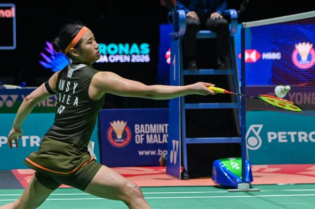(260111) -- KUALA LUMPUR, Jan. 11, 2026 (Xinhua) -- An Se Young of South Korea hits a return during the women's singles final match against Wang Zhiyi of China at the Malaysia Open 2026 badminton tournament in Kuala Lumpur, Malaysia, Jan. 11, 2026. (Photo by Chong Voon Chung/Xinhua)