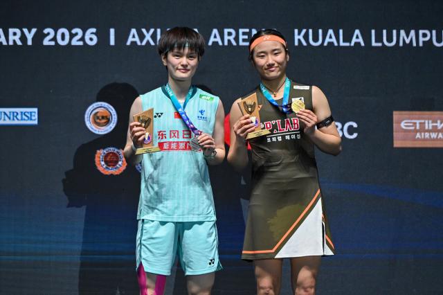 (260111) -- KUALA LUMPUR, Jan. 11, 2026 (Xinhua) -- An Se Young (R) of South Korea and Wang Zhiyi of China pose for photo after their women's singles final match at the Malaysia Open 2026 badminton tournament in Kuala Lumpur, Malaysia, Jan. 11, 2026. (Photo by Chong Voon Chung/Xinhua)