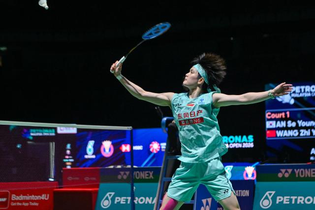(260111) -- KUALA LUMPUR, Jan. 11, 2026 (Xinhua) -- Wang Zhiyi of China hits a return during the women's singles final match against An Se Young of South Korea at the Malaysia Open 2026 badminton tournament in Kuala Lumpur, Malaysia, Jan. 11, 2026. (Photo by Chong Voon Chung/Xinhua)