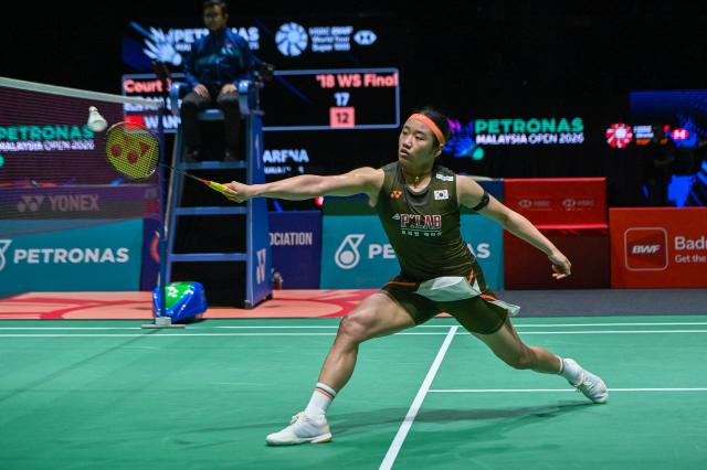(260111) -- KUALA LUMPUR, Jan. 11, 2026 (Xinhua) -- An Se Young of South Korea hits a return during the women's singles final match against Wang Zhiyi of China at the Malaysia Open 2026 badminton tournament in Kuala Lumpur, Malaysia, Jan. 11, 2026. (Photo by Chong Voon Chung/Xinhua)