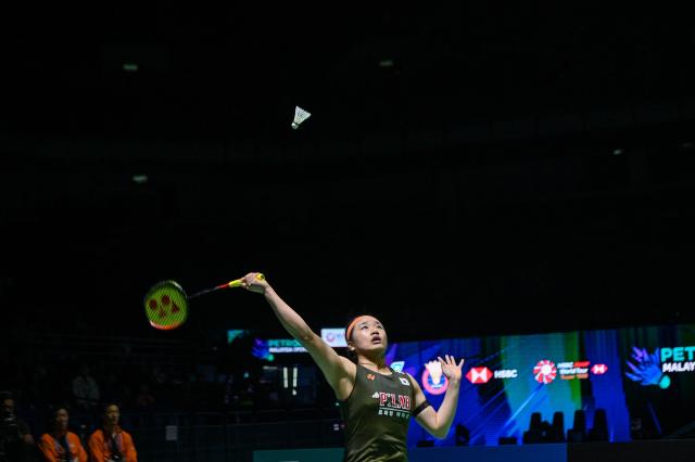 (260111) -- KUALA LUMPUR, Jan. 11, 2026 (Xinhua) -- An Se Young of South Korea hits a return during the women's singles final match against Wang Zhiyi of China at the Malaysia Open 2026 badminton tournament in Kuala Lumpur, Malaysia, Jan. 11, 2026. (Photo by Chong Voon Chung/Xinhua)