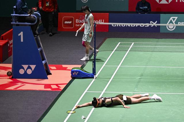 (260111) -- KUALA LUMPUR, Jan. 11, 2026 (Xinhua) -- An Se Young (down) of South Korea reacts during the women's singles final match against Wang Zhiyi of China at the Malaysia Open 2026 badminton tournament in Kuala Lumpur, Malaysia, Jan. 11, 2026. (Xinhua/Cheng Yiheng)