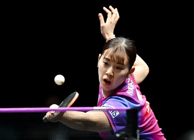 (260111) -- DOHA, Jan. 11, 2026 (Xinhua) -- Nagasaki Miyu of Japan hits a return during the women's singles quarter-final match against Kuai Man of China at the WTT Champions Doha 2026 in Doha, Qatar, on Jan. 10, 2026. (Photo by Nikku/Xinhua)