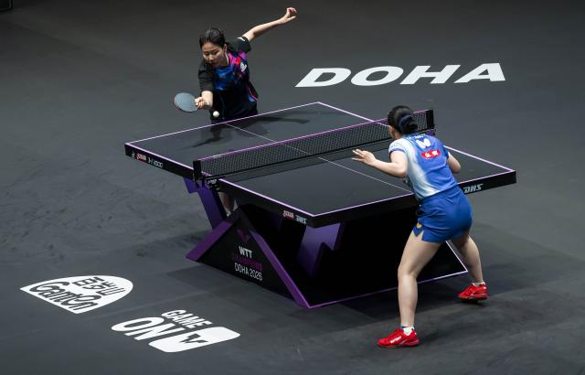 (260111) -- DOHA, Jan. 11, 2026 (Xinhua) -- Chen Xingtong (L) of China hits a return during the women's singles quarter-final match against Harimoto Miwa of Japan at the WTT Champions Doha 2026 in Doha, Qatar, on Jan. 10, 2026. (Photo by Nikku/Xinhua)