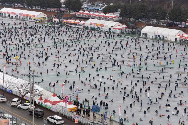 (260111) -- BEIJING, Jan. 11, 2026 (Xinhua) -- Tourists fish on a frozen river during the Hwacheon Sancheoneo Ice Festival in Hwacheon-gun, South Korea, Jan. 10, 2026. (Photo by Jun Hyosang/Xinhua)