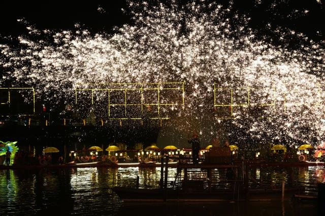 (260111) -- BEIJING, Jan. 11, 2026 (Xinhua) -- A molten iron firework show is staged at Nanyueli, a food and cultural block in Nanyue District of Hengyang, central China's Hunan Province, on Jan. 9, 2026. (Xinhua/Chen Zhenhai)