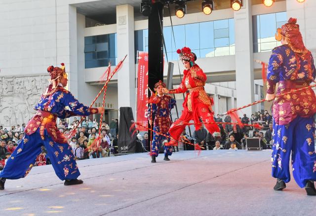 (260111) -- BEIJING, Jan. 11, 2026 (Xinhua) -- Artists stage an opera performance at Xihu Park in Fuzhou, southeast China's Fujian Province, Jan. 10, 2026. (Xinhua/Lin Shanchuan)
