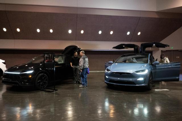 (260111) -- SANTA CLARA, Jan. 11, 2026 (Xinhua) -- People visit the Silicon Valley Auto Show in Santa Clara, the United States, on Jan. 9, 2026.
  The Silicon Valley Auto Show is held here from Jan. 9 to 11. (Photo by Ziyu Julian Zhu/Xinhua)